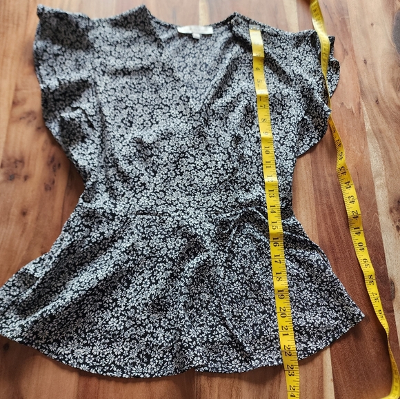 Monteau peplum wrap top, black/white florals patterns,ruffle sleeves, M - Picture 9 of 9